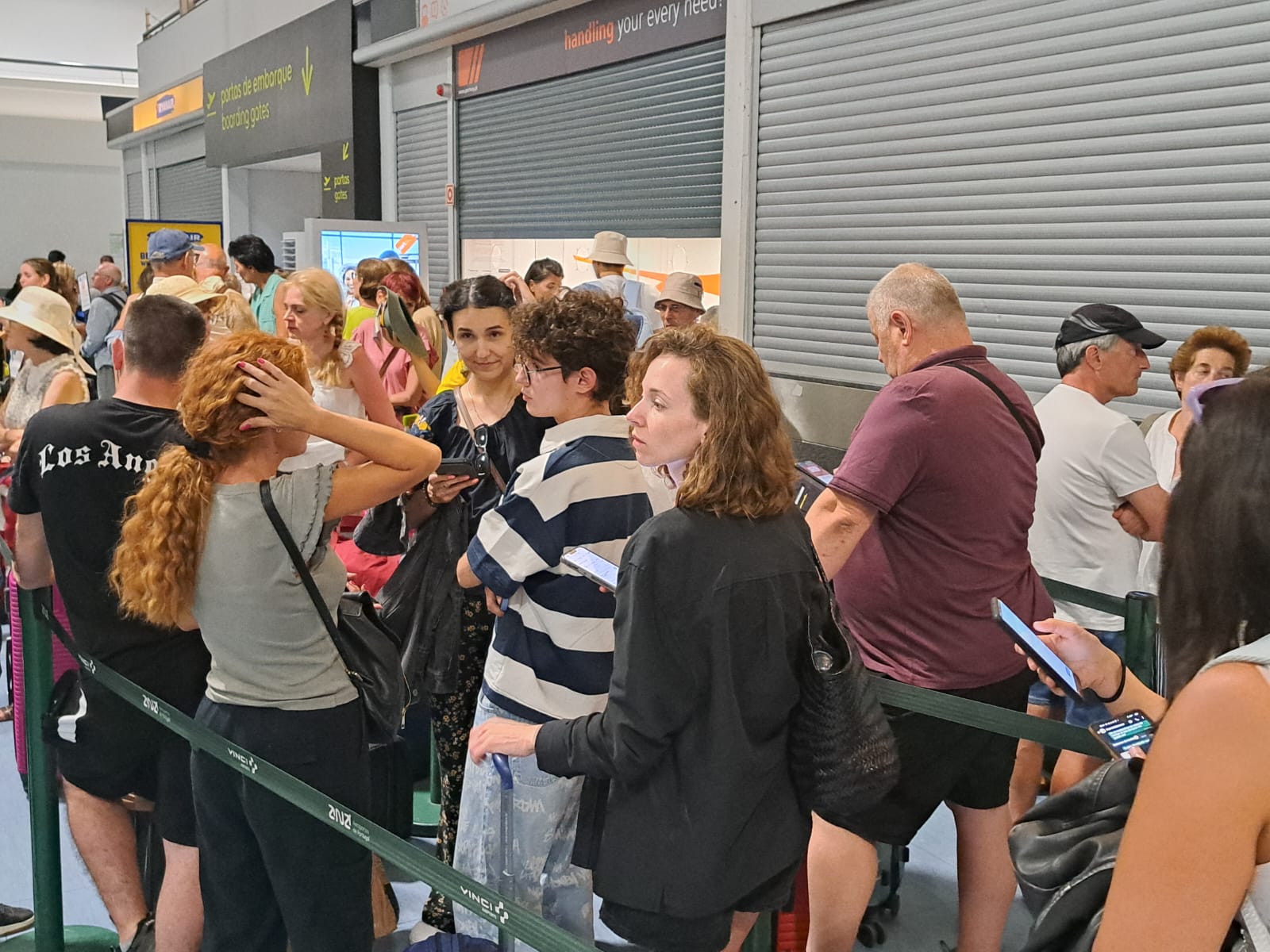 Zeci de turiști români, blocați pe aeroportul din Lisabona, după ce o cursă Wizz Air s-a anulat. „Nu ne-a spus nimeni nimic, nu ne ajută nimeni”. Precizările companiei