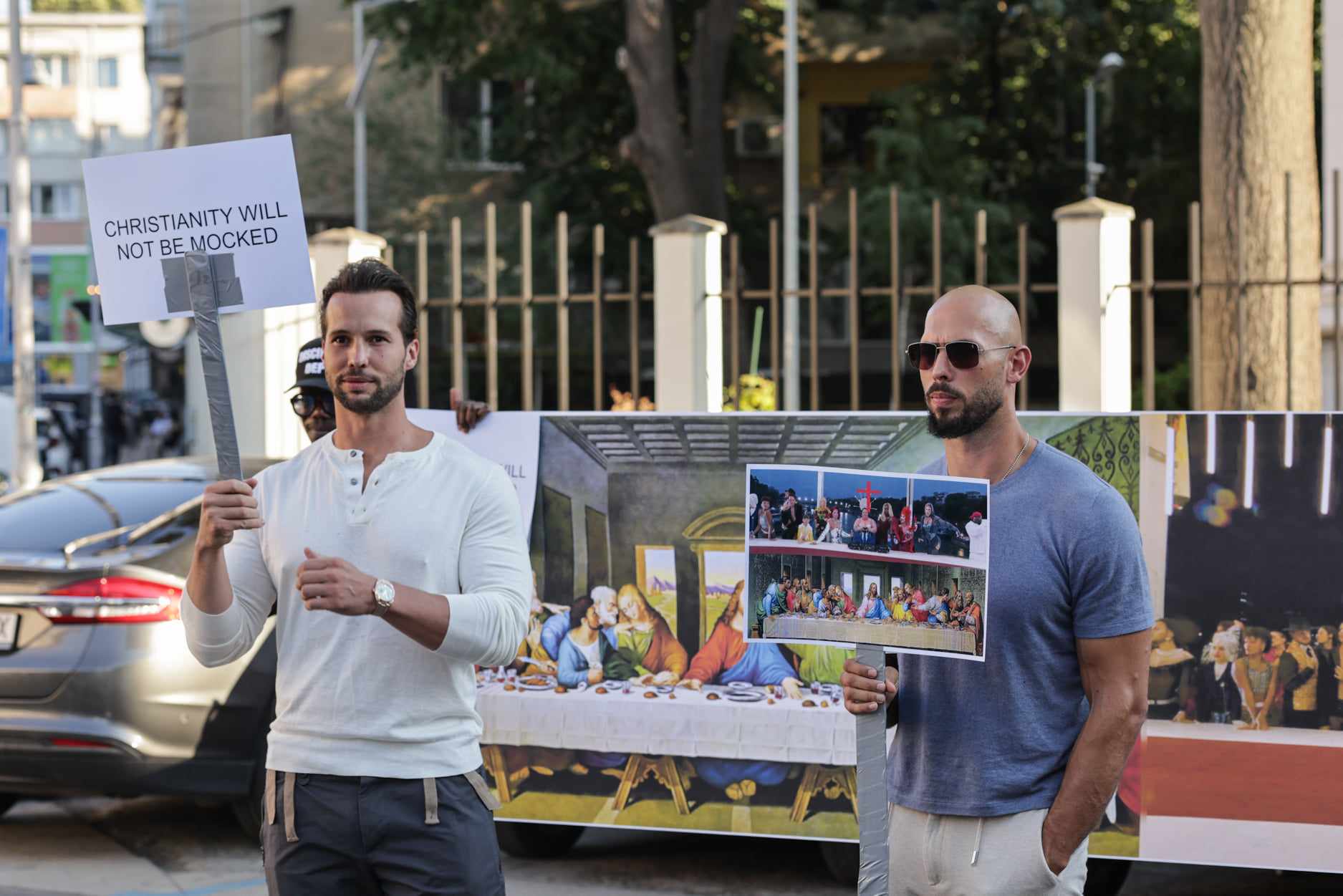 Frații Tate, judecați pentru viol și trafic de persoane, protest în fața Ambasadei Franței pentru „susținerea creștinismului”. Ce i-a deranjat?