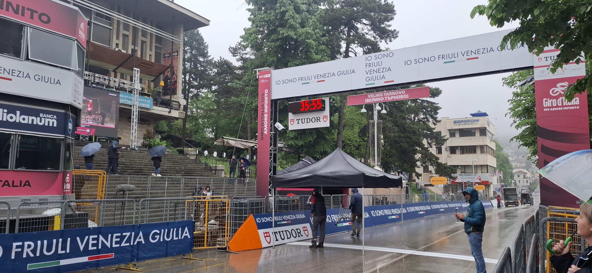 Bulgarii au blocat accesul mașinilor la Il Giro cu 6 ore înainte de finalul de la Veliko Târnovo: „Să fim siguri că va fi totul OK”
