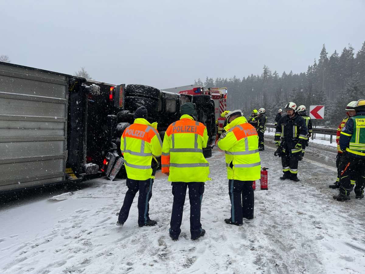 În prima zi cu zăpadă în Germania, un șofer român a răsturnat camionul pe autostradă și a blocat tot traficul