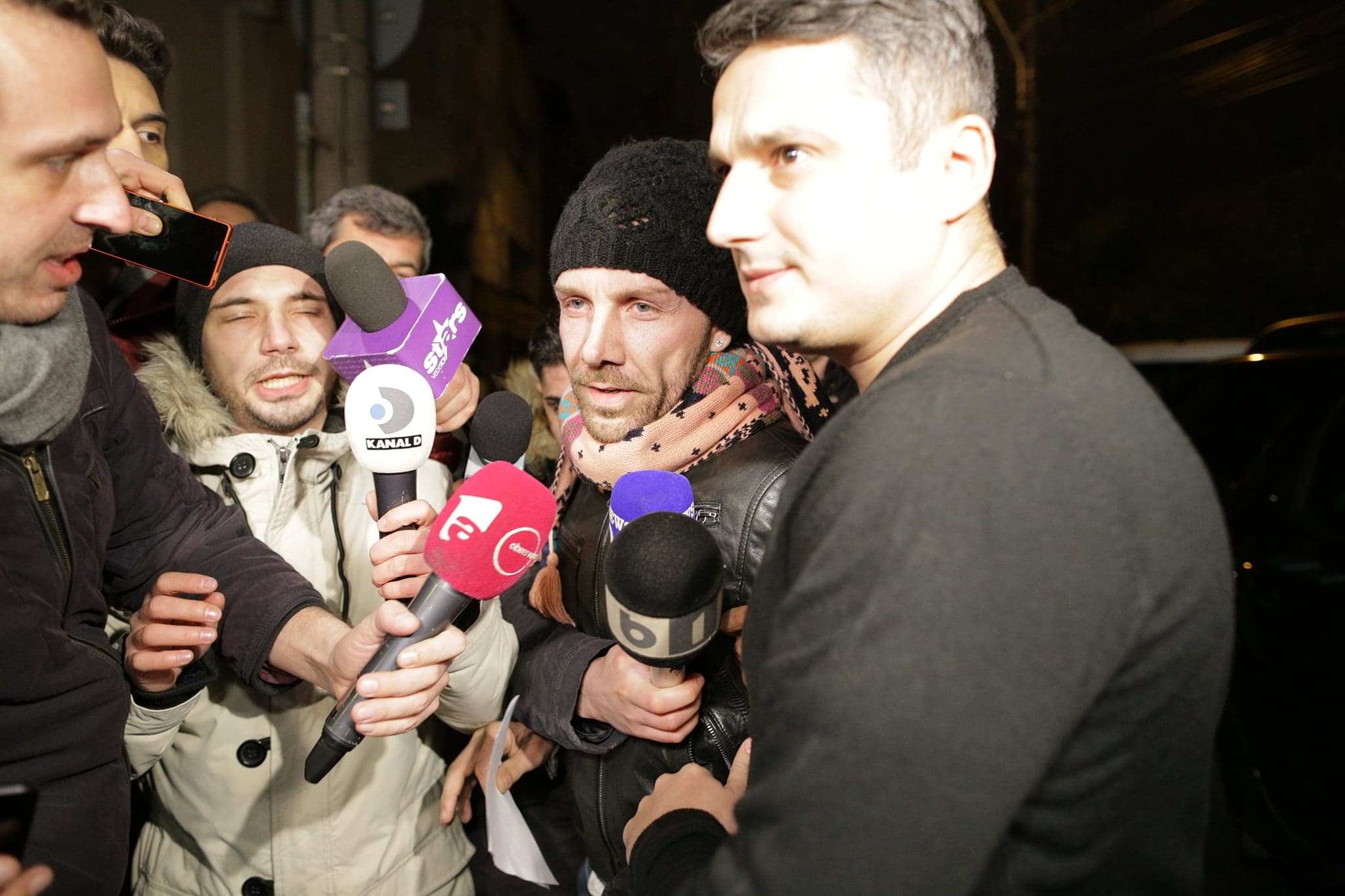FOTO& VIDEO | Medicul fals Matteo Politi a fost reținut pentru 24 de ore. Primele imagini cu italianul, escortat de polițiști