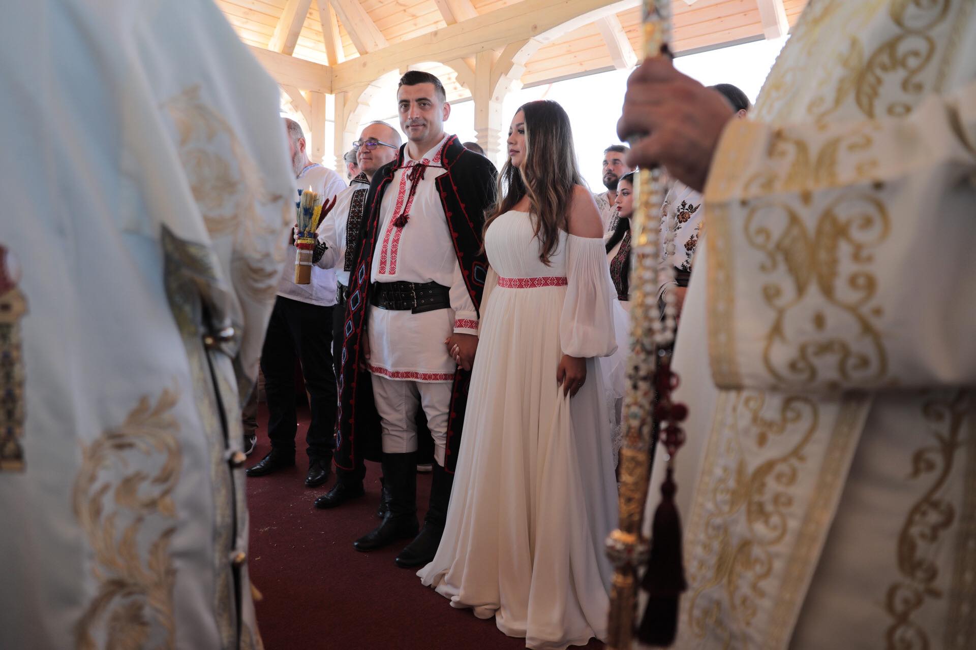 FOTO. Nunta lui George Simion, văzută de la fața locului. Câteva sute de oameni au rezistat în fața scenei, petrecerea a continuat până la 7 dimineața