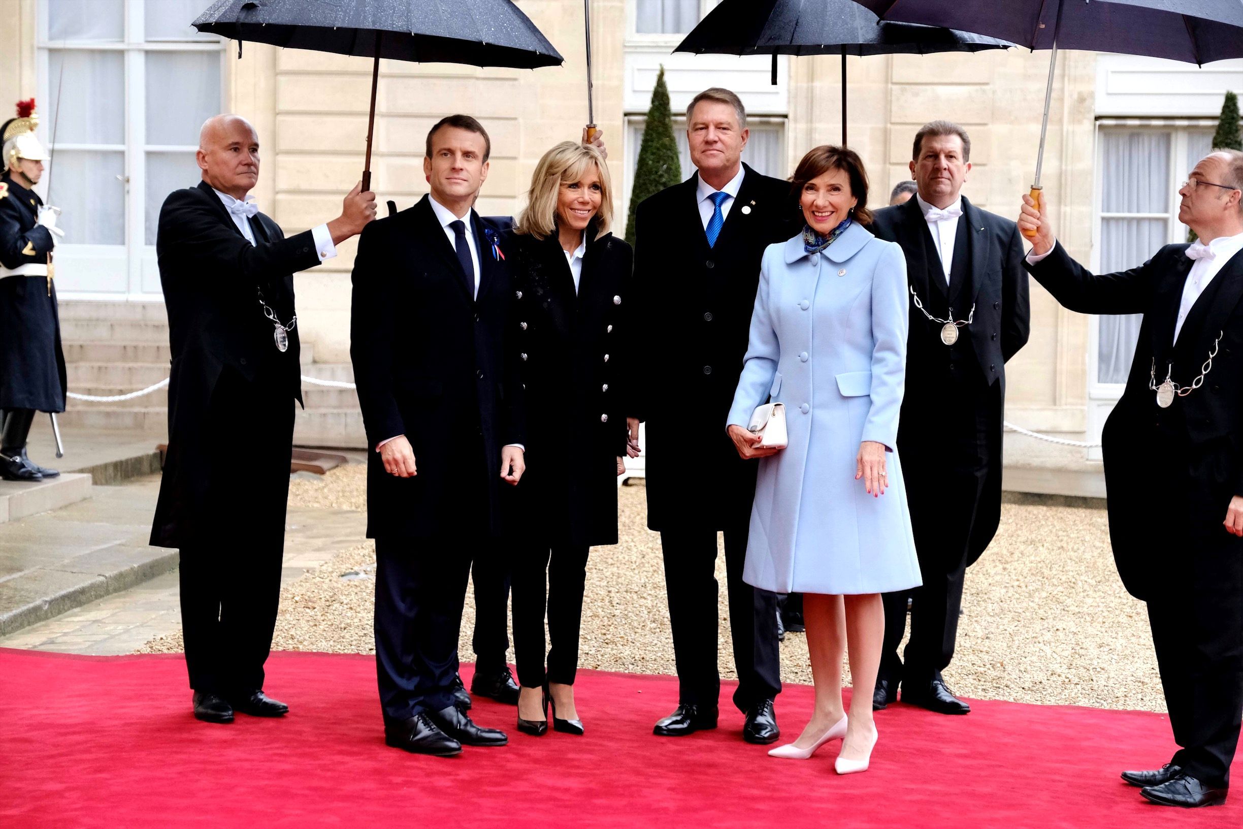 FOTO| Cum s-a îmbrăcat Carmen Iohannis la dineul dat la Paris cu ocazia a 100 de ani de la Ziua Armistițiului. Presa internațională a lăudat-o