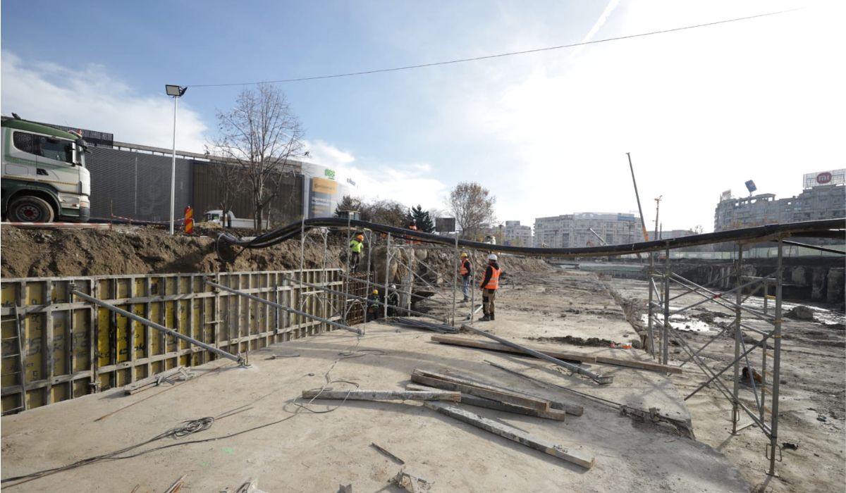 Lucrările la Planșeul Unirii se desfășoară mai rapid decât era prevăzut inițial: prima bucată a noului planșeu e deja turnată, susține Daniel Băluță