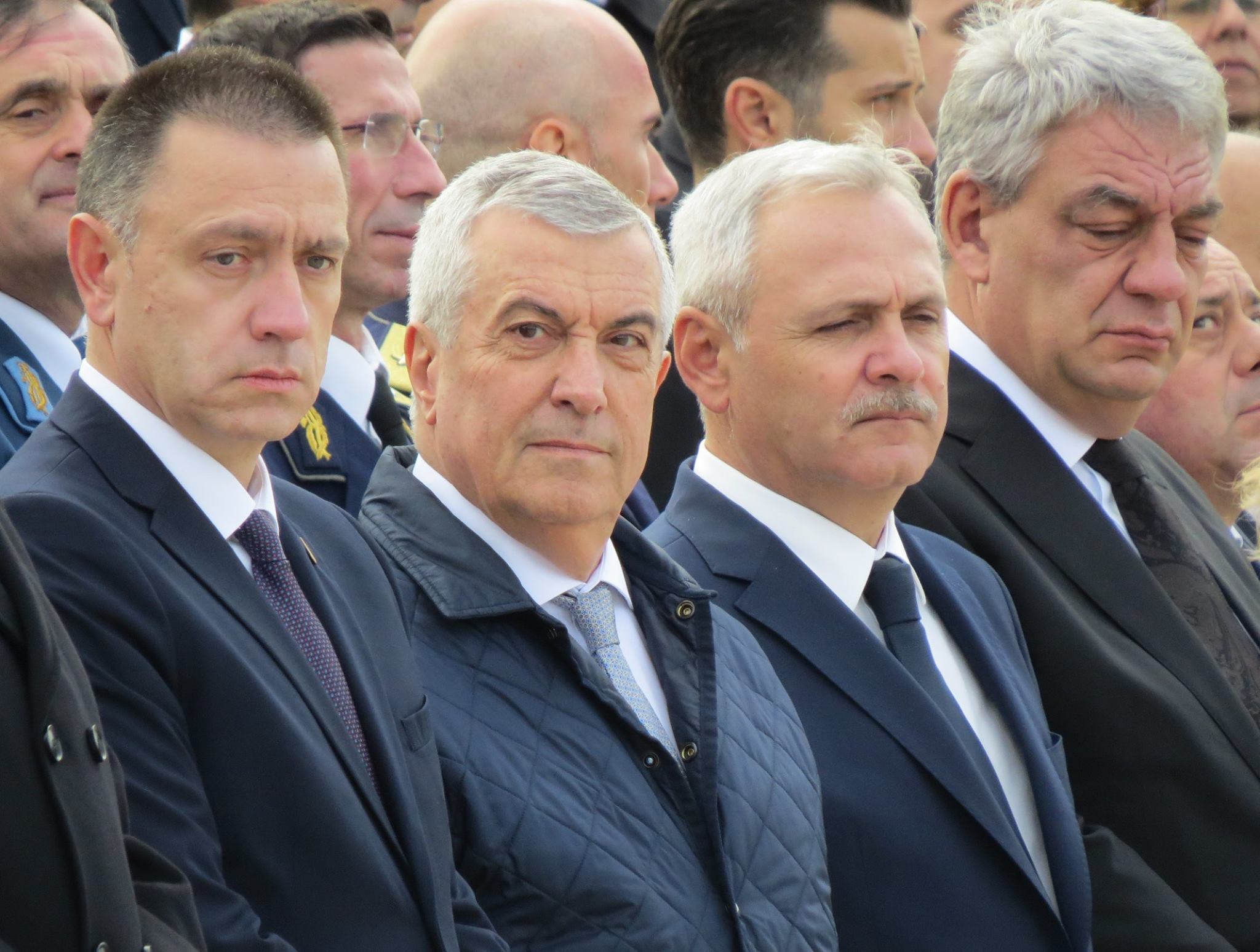 GALERIE FOTO/ Cum se îmbracă bărbaţii din politică. Klaus Iohannis este obsedat de cravata albastră, Eugen Teodorovici îşi pune iniţialele pe cămăşi