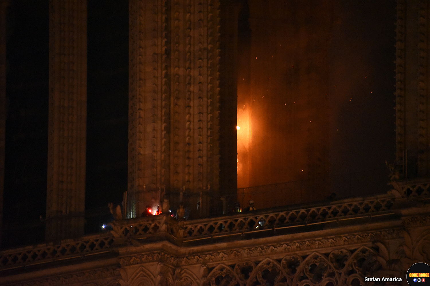 Incendiul de la Notre Dame, prin ochii unui voluntar român care i-a însoțit toată noaptea pe pompierii francezi: ”Oameni căzuți în genunchi se rugau, alții erau stană de piatră, cu fețele scăldate în lacrimi”