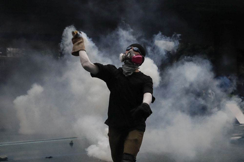 Noi violențe în Hong Kong. Zeci de mii de protestatari au sfidat interdicția impusă manifestațiilor publice