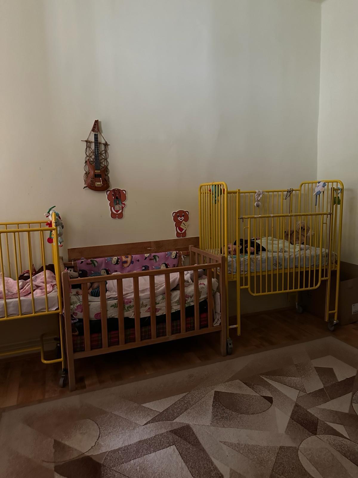 Imagini greu de privit din centrele unde copiii cu dizabilități erau ținuți încuiați cu zăvoare, ca să nu iasă din camere, în Mureș