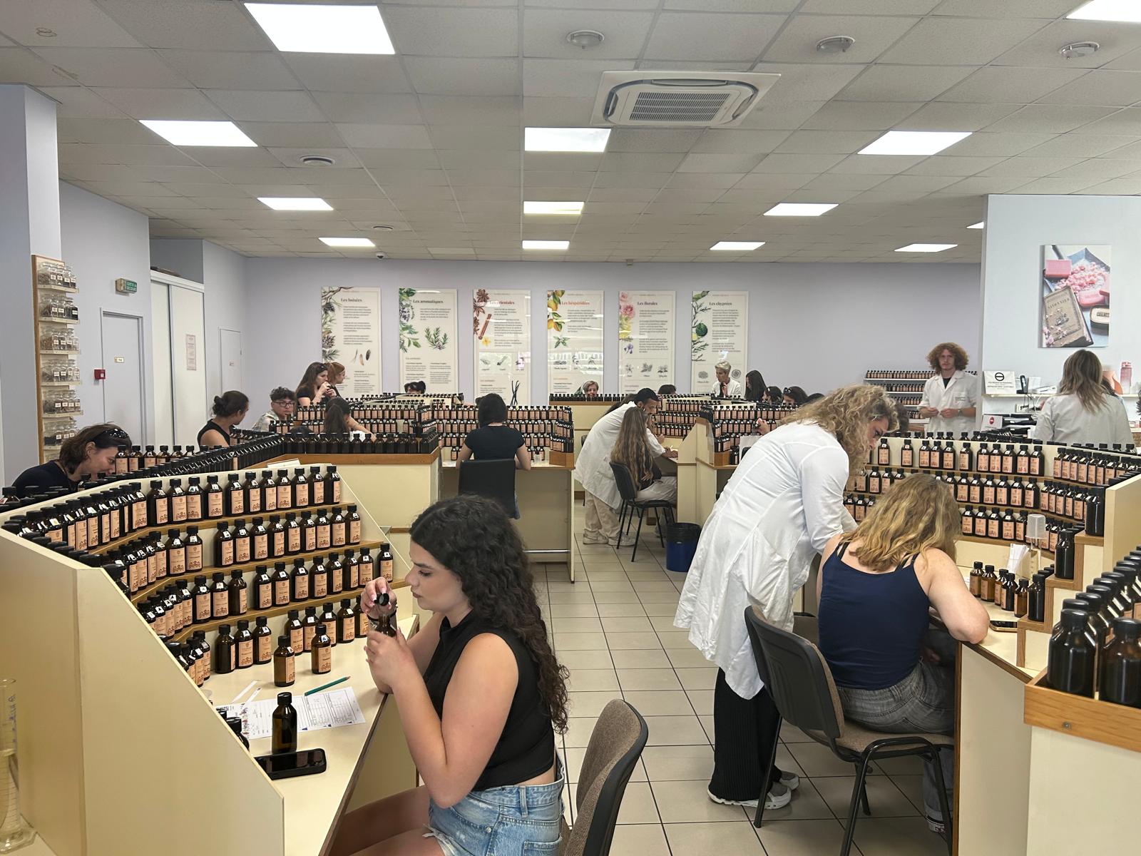 Românca Anesia Dican, între cei 200 de parfumieri ai lumii. Lucrează la Galimard, cea mai veche casă din Grasse, capitala mondială a miresmelor: „Are 1.000 de mirosuri. Nu alcool, nu tutun, nu condimente! Din 200, 40 sunt în Franța, 38 aici”. Ce parfumuri recomandă