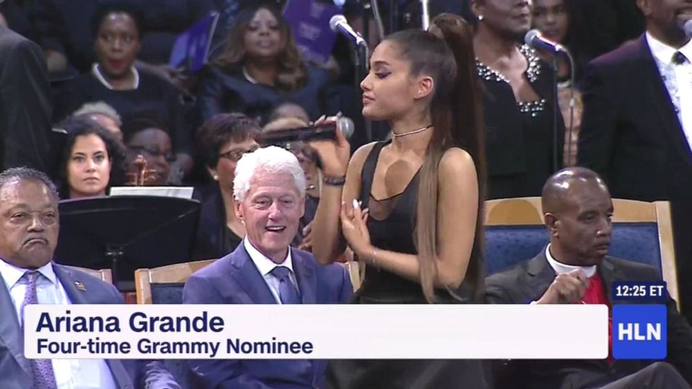 FOTO&VIDEO/ Ariana Grande, pipăită de un pastor la înmormântarea Arethei Franklin. Și Bill Clinton a fost cu ochii pe cântăreață