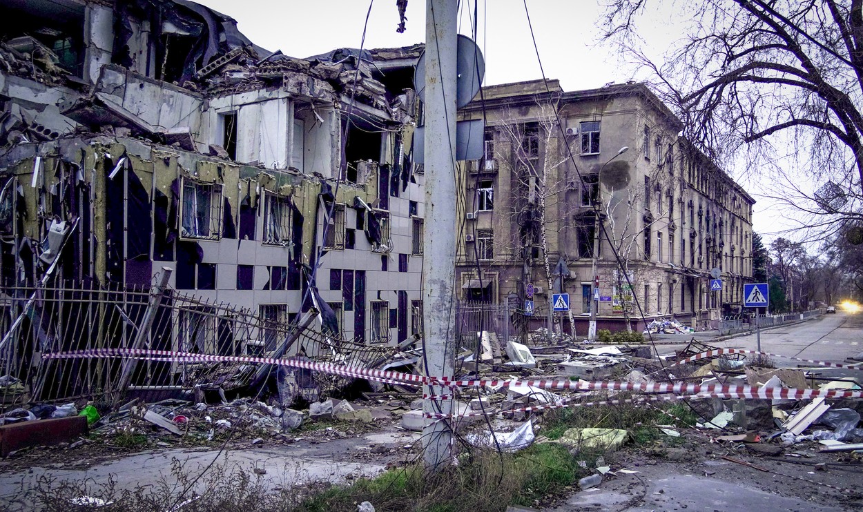Un an de la căderea Mariupolului. Viața celor rămași în orașul distrus. „Trăim frugal. Pâine, apă, câțiva cârnați. Asta este tot”