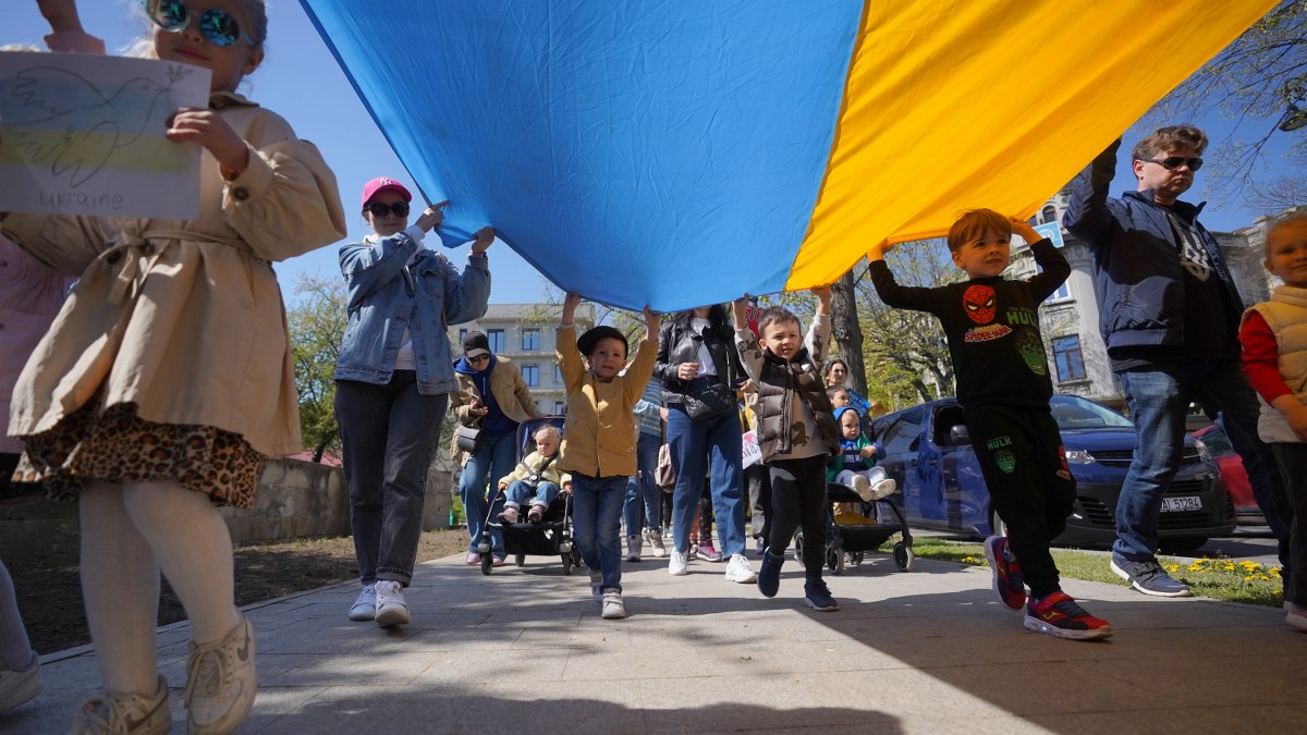 VIDEO | Femei cu copii din Ucraina, protest în fața Consulatului Rusiei de la Constanța. „Vreau să merg acasă, la tati”