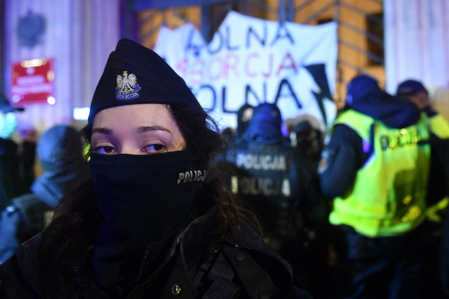 FOTO | Ciocniri între poliţie şi manifestanţi la Varșovia. Aceștia au protestat față de limitarea dreptului la avort﻿
