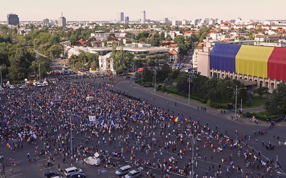 LIVE TEXT/ Mitingul diasporei, în Piața Victoriei. Război total între jandarmi și huligani (FOTO&VIDEO)