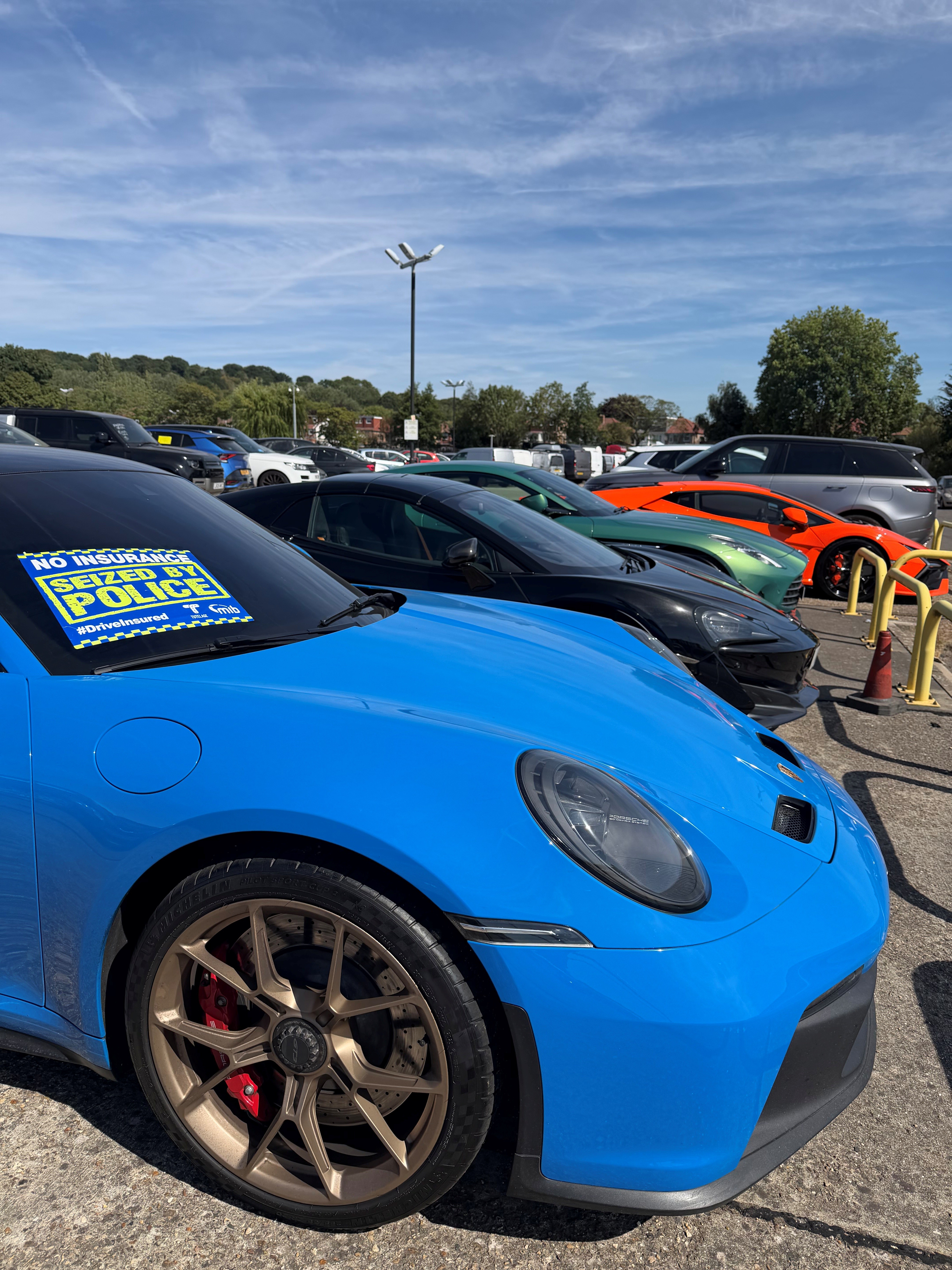 Un polițist a condus un Ferrari extrem de rar, confiscat în trafic, și a fost în culmea fericirii: „Cea mai bună zi din cariera lui”