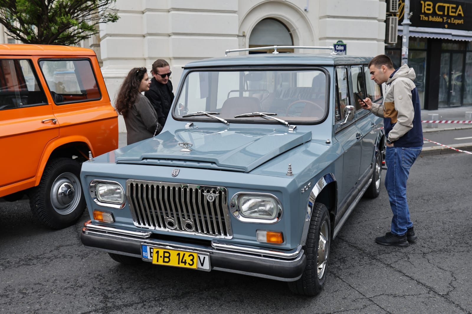Expoziție cu mașini de epocă la București, pe Calea Victoriei. Printre exponate și un ARO folosit de Nicolae Ceaușescu