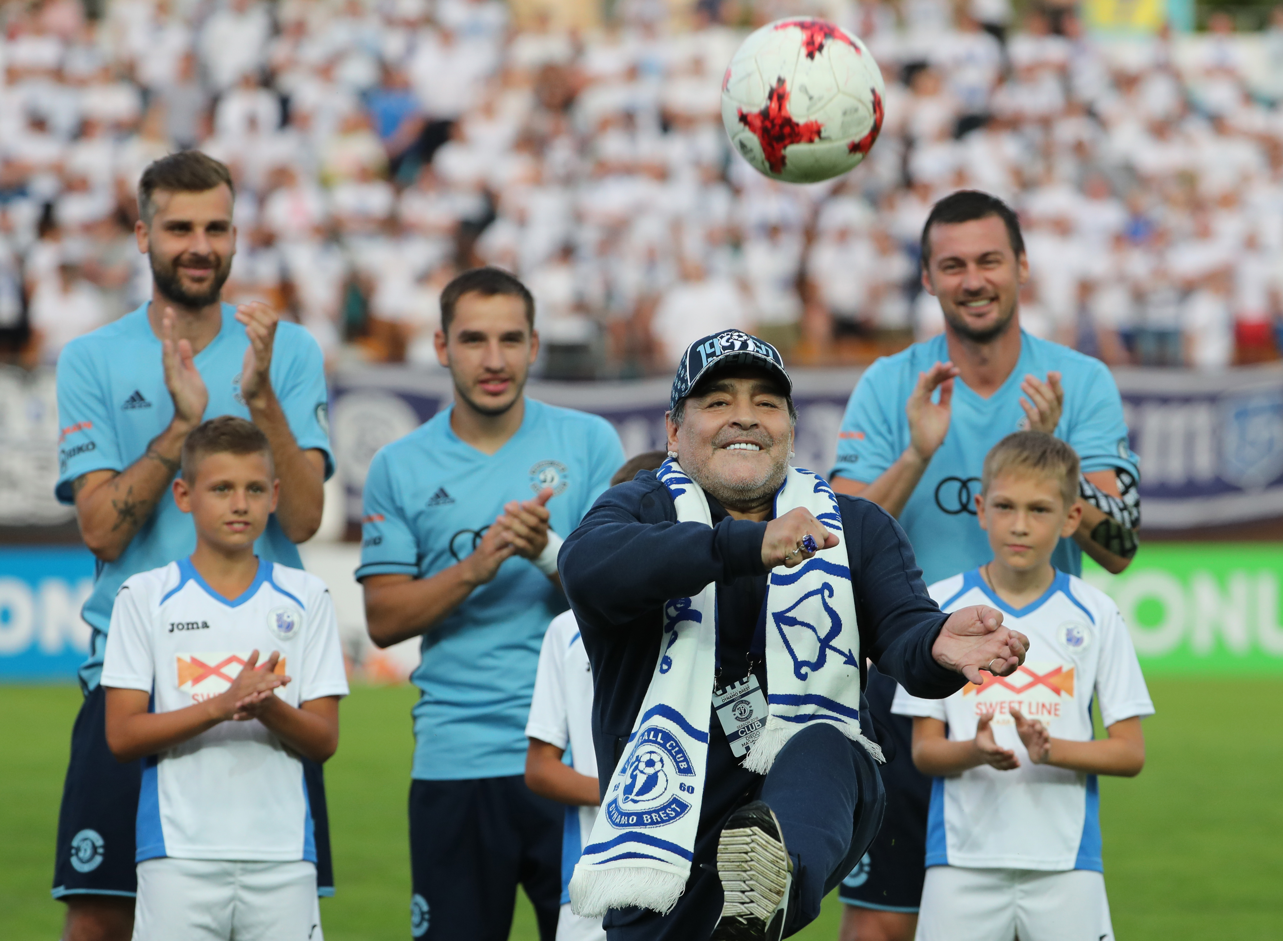 Maradona a ajuns la Brest. Fostul mare fotbalist argentinian a preluat preşedinţia clubului bielorus / GALERIE FOTO