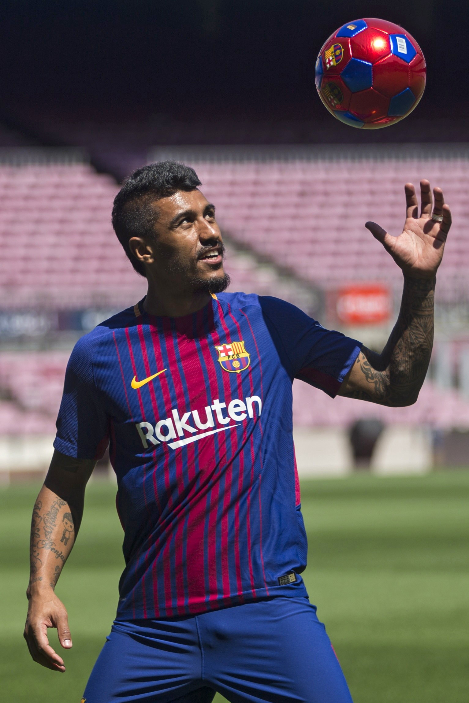 Brazilianul Paulinho a fost prezentat oficial la FC Barcelona / GALERIE FOTO