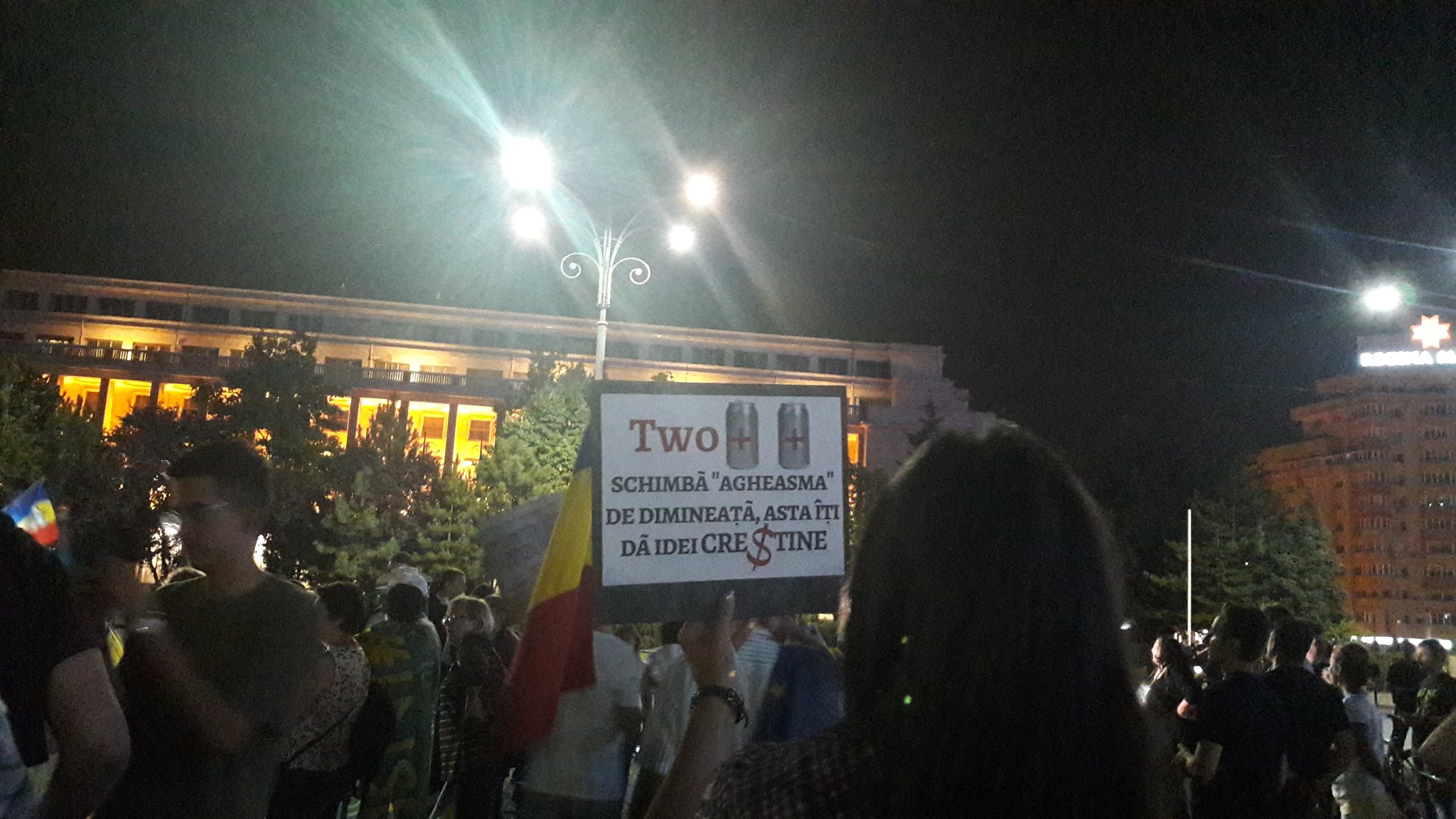 FOTO&VIDEO/ Peste 2.500 de oameni au protestat în Piața Victoriei faţă de modificările la legile justiţiei
