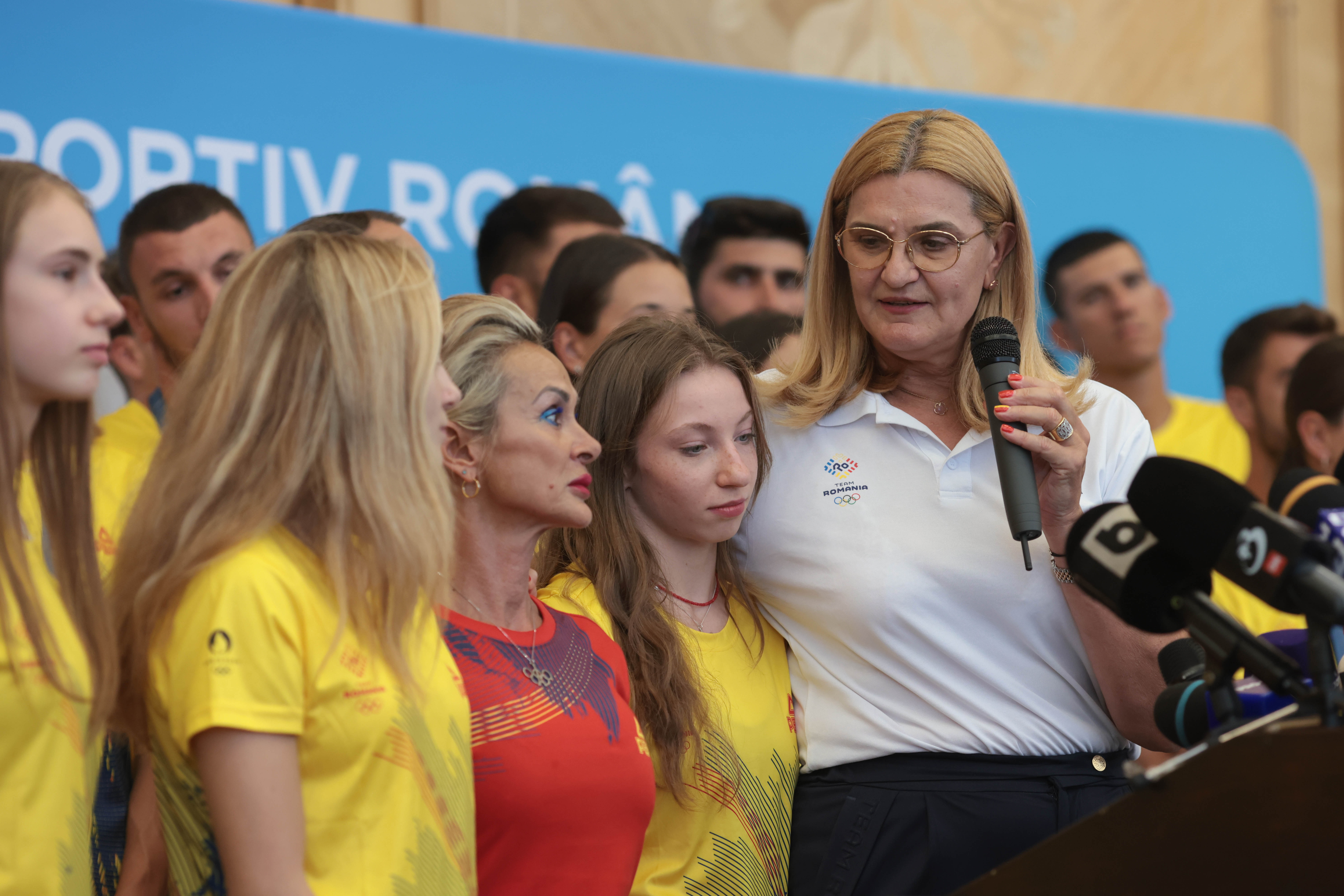 Canotorii medaliați la Jocurile Olimpice și gimnaștii s-au întors în România