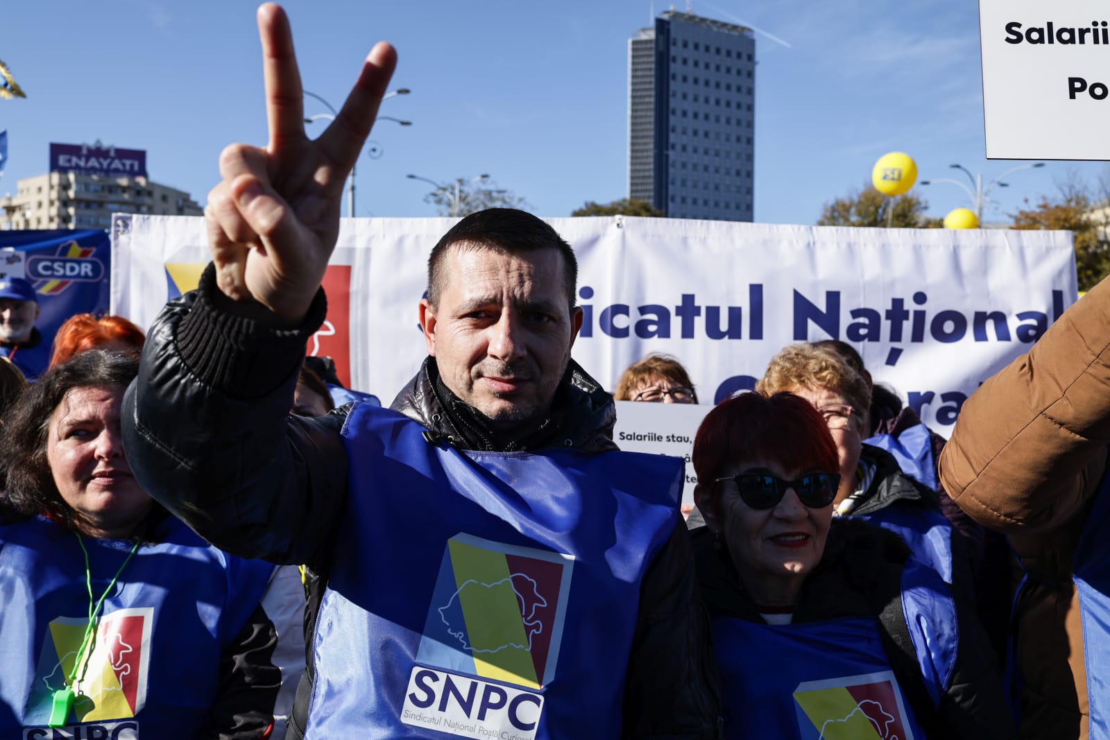 Mii de oameni au protestat în Piața Victoriei  pentru creşterea salariului minim şi a pensiilor. Sloganurile politice, interzise