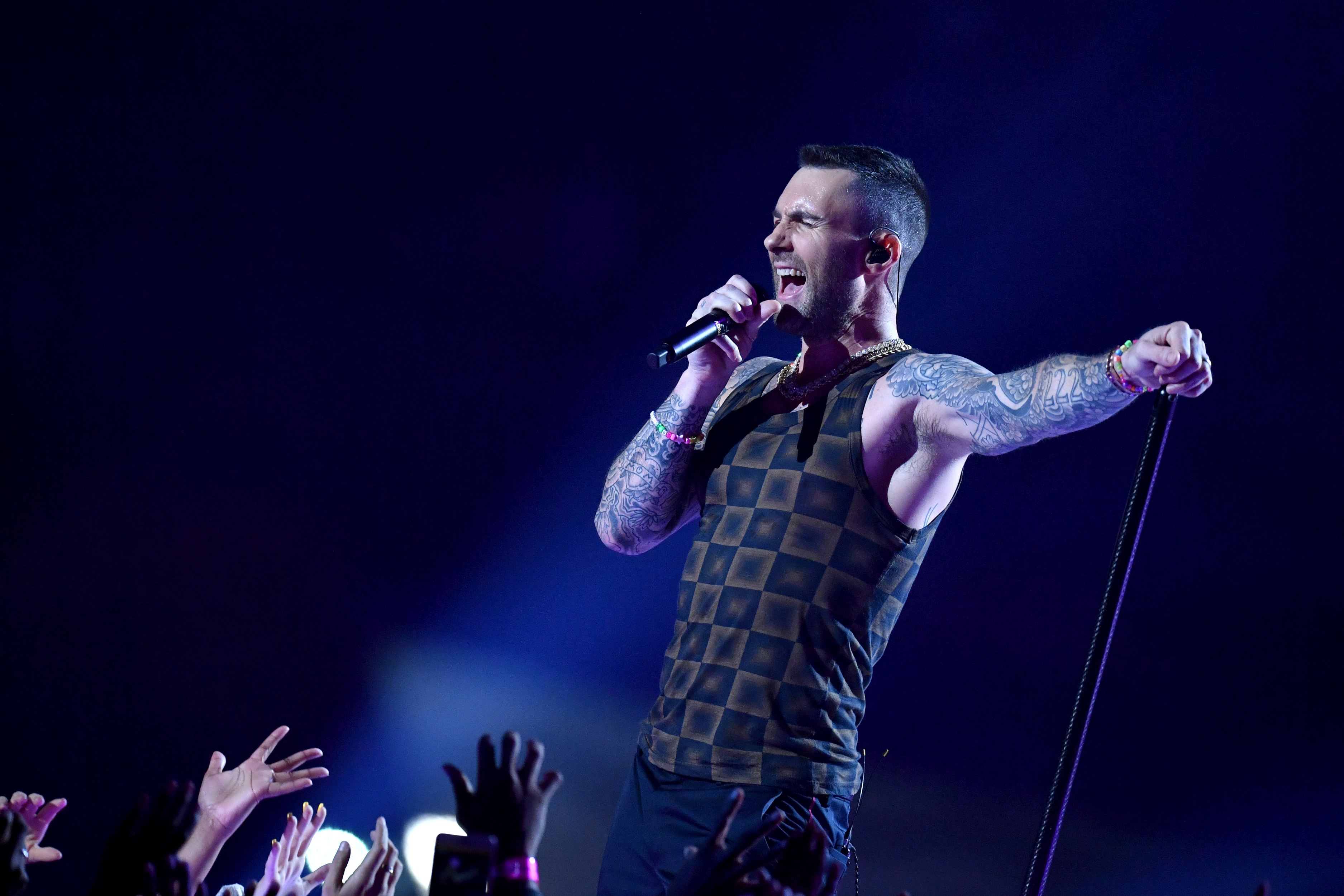 FOTO | Adam Levine, show la bustul gol în pauza Super Bowl 2019. Reacția fanilor a fost neașteptată