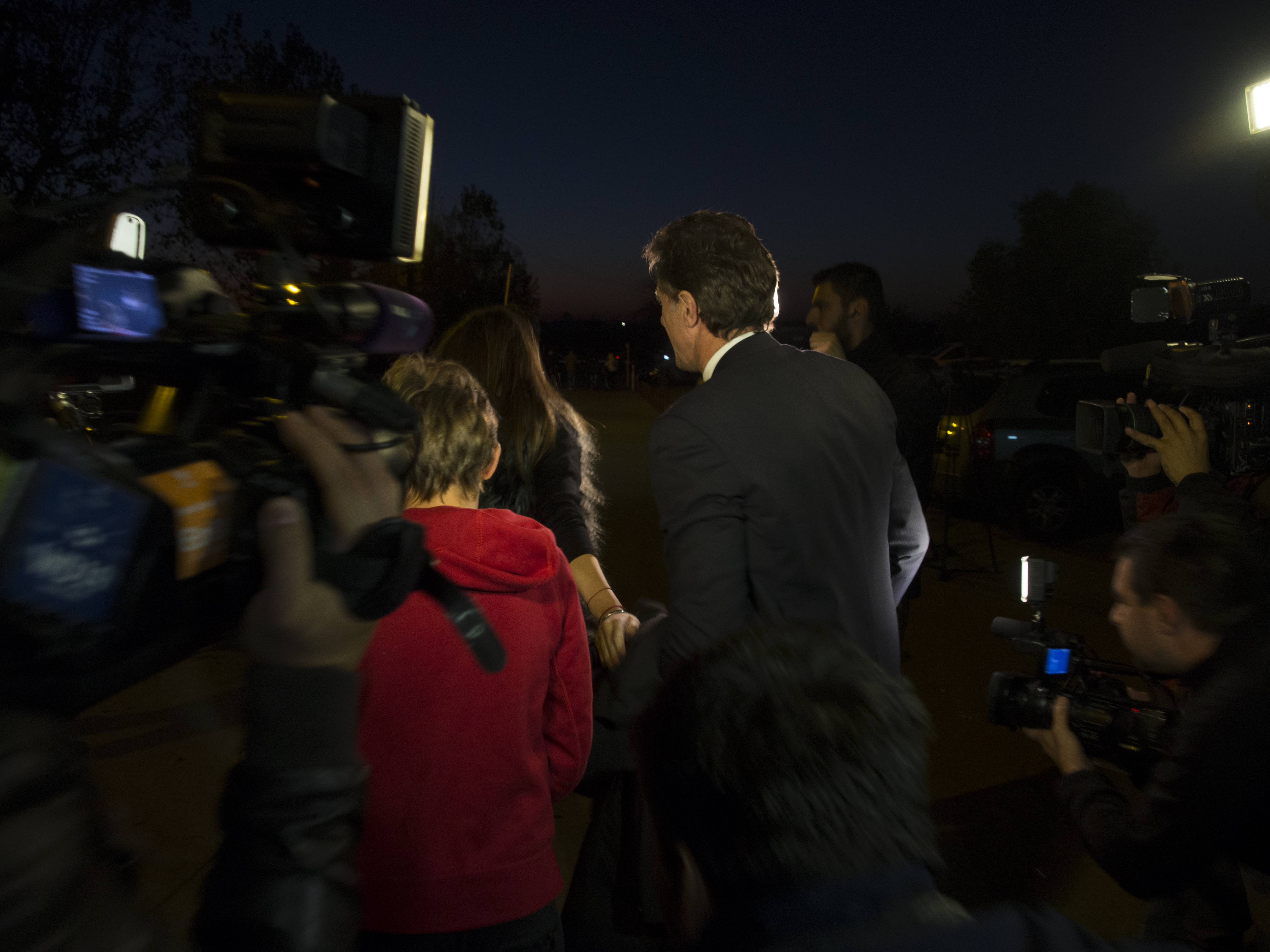 GICĂ POPESCU ESTE LIBER! Primele declarații ale fostului căpitan al naționalei: ”A fost cea mai grea perioadă din viața mea. Primul lucru pe care îl voi face, voi merge la mormântul tatălui meu!”. Judecătorii de la Tribunalul Ilfov au decis astăzi că fostul internațional merită să fie eliberat condiționat. “Baciul” a fost așteptat de soție și de cei doi copii, la ieșirea din Penitenciarul Jilava / GALERIE FOTO & VIDEO