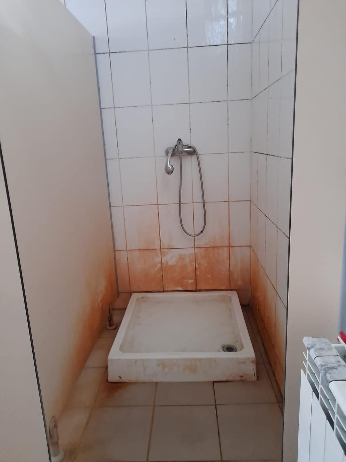 Problemele de la Academia de Poliție au fost reclamate de mai multe ori. În primăvară, un fost student arăta viermi în mâncare, mucegai și toalete ruginite: „Au verificat telefoanele să vadă cine a trimis imaginile”