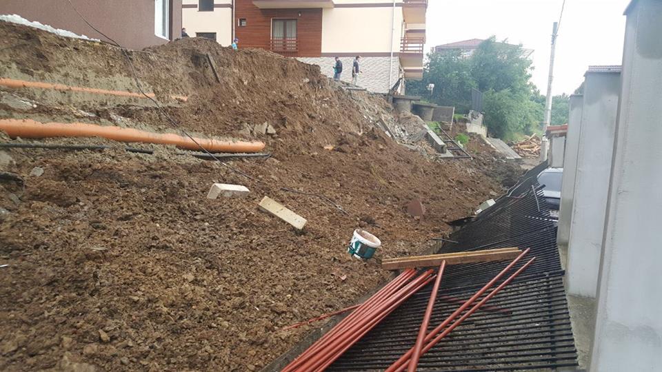 Alunecare de teren în Sibiu. Locatarii unui bloc au fost mutați, după ce pământul a luat-o la vale