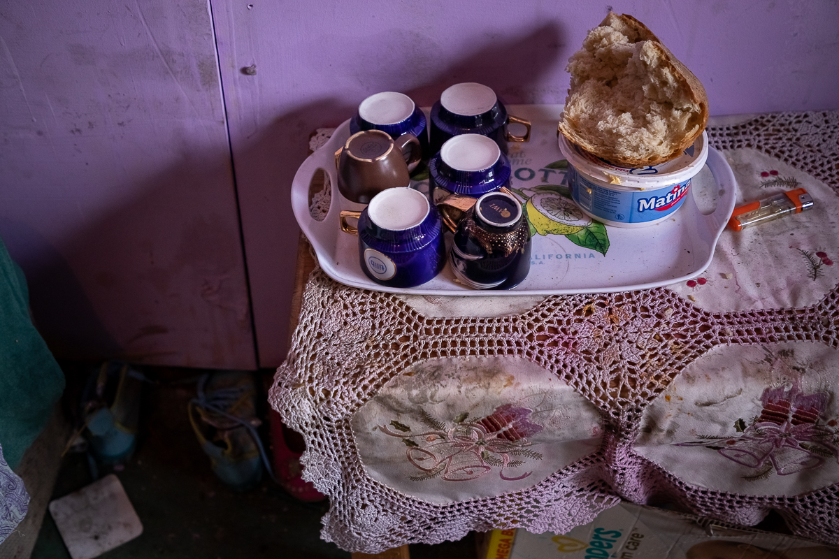 Monica Şamu trăieşte de-o viaţă în favela Sibiului şi speră ca măcar nepoata ei să aibă parte de “condiţii mai bune”. Promisiunea uitată a preşedintelui