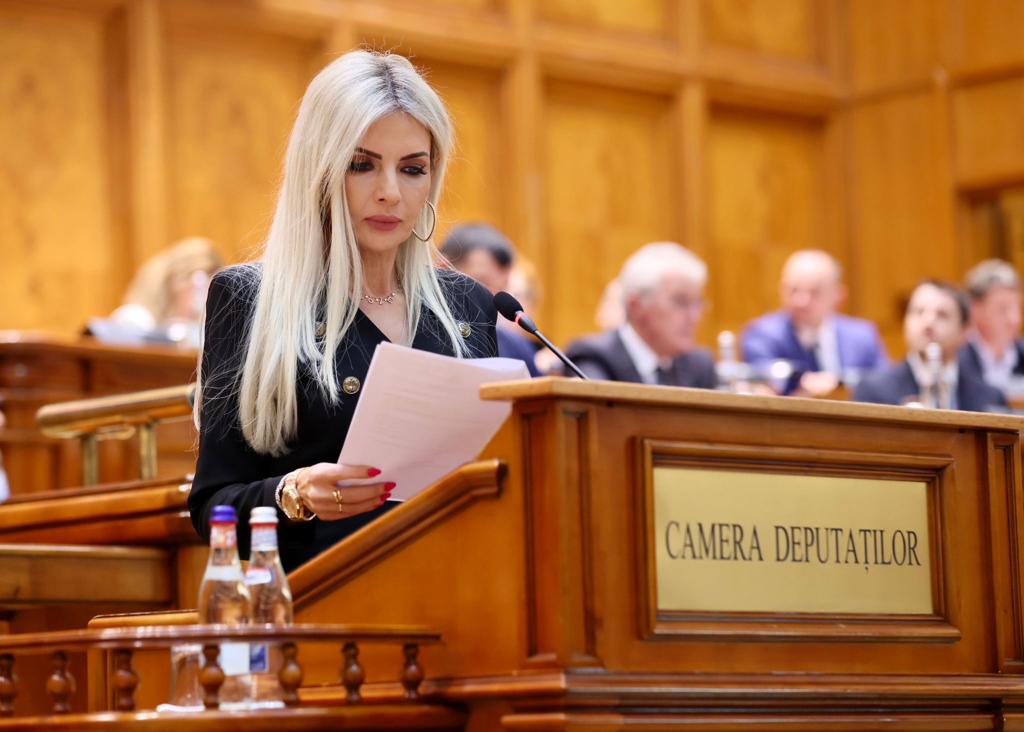 Cât ar costa ținuta cu care Laura Vicol și-a făcut apariția la DIICOT. Doar pantalonii sunt 1.000 de euro