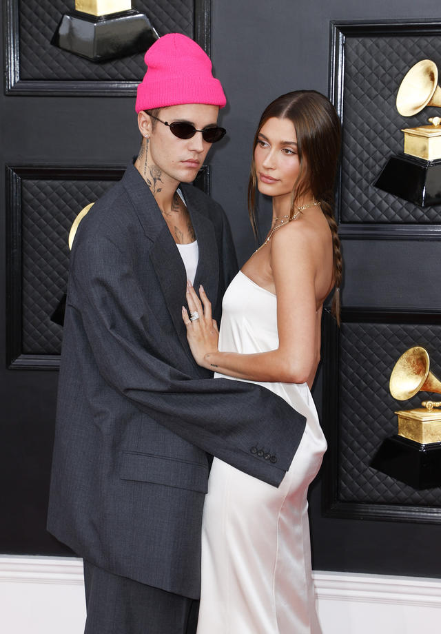 Ținute Grammy 2022. Celebritățile s-au întrecut în rochii elegante, însă una dintre ele a apărut îmbrăcată într-o pelerină, cu bocanci în picioare