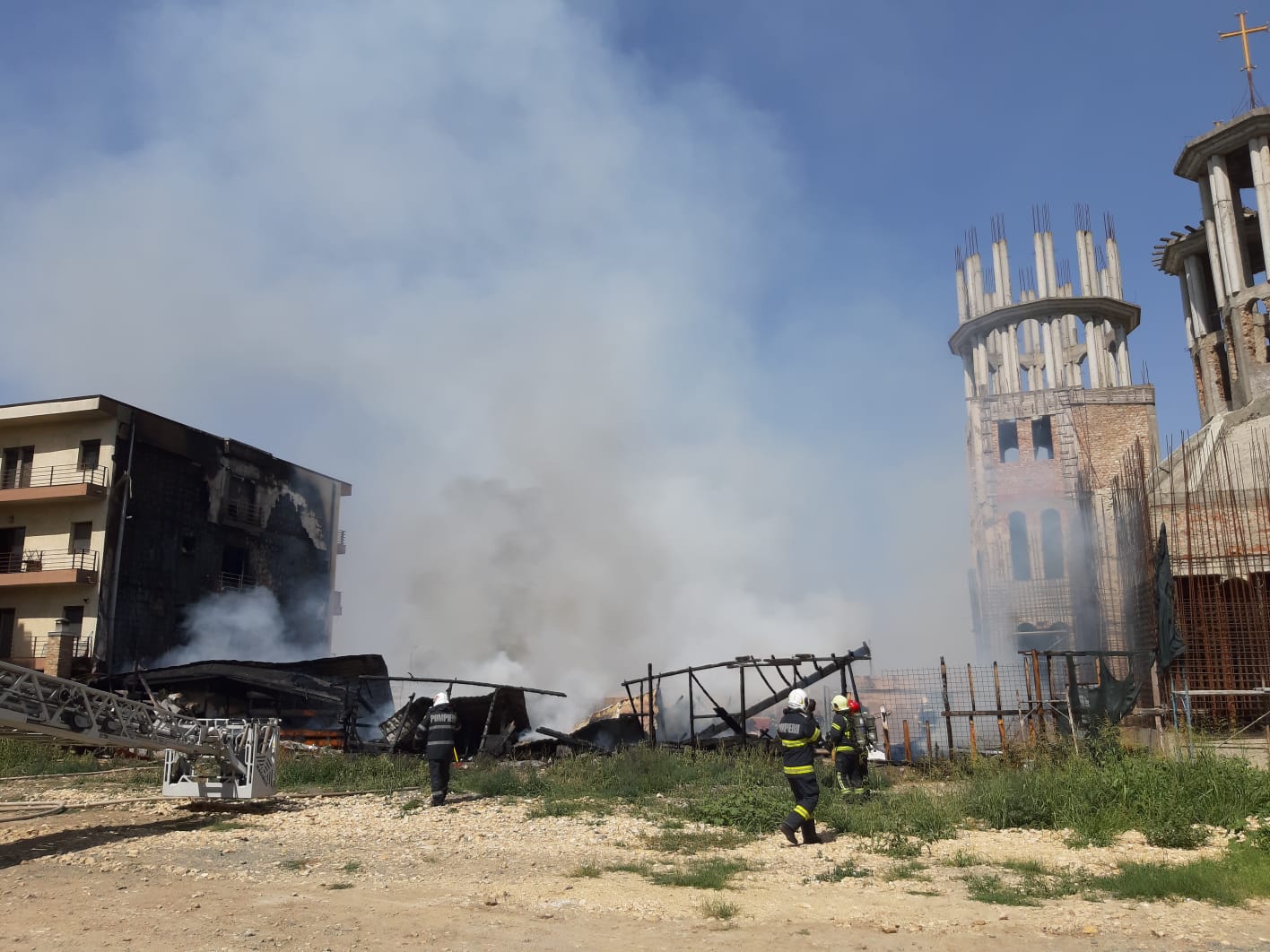 Incendiu violent la o biserică din Constanța. Flăcările s-au extins la un bloc de locuințe