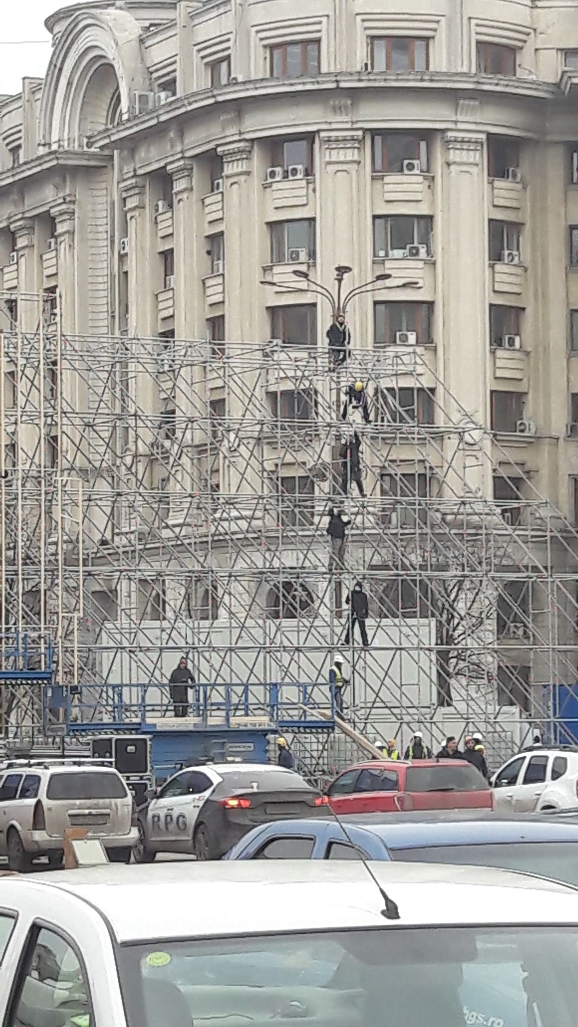 GALERIE FOTO / După Târgul de Crăciun din Piața Constituției, urmează pregătirile pentru Revelion Centenar 2019