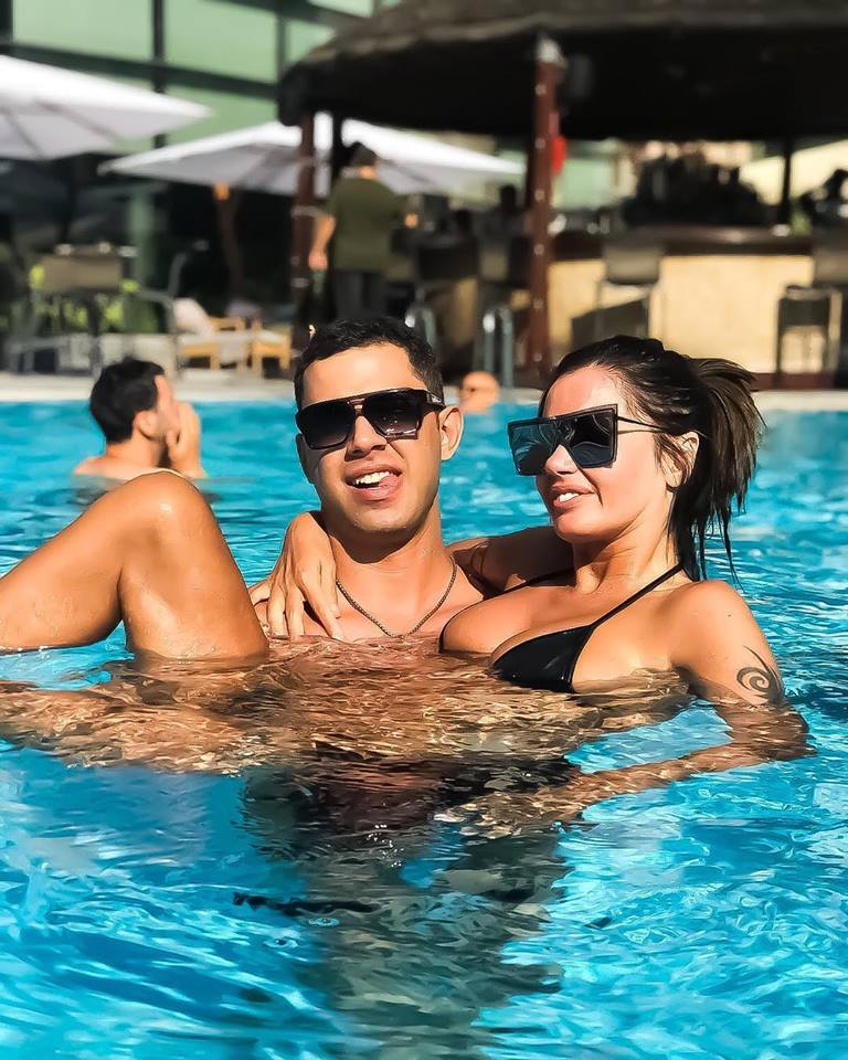Oana Zăvoranu, distracție la piscină alături de soțul ei. Cum s-au fotografiat cei doi | FOTO