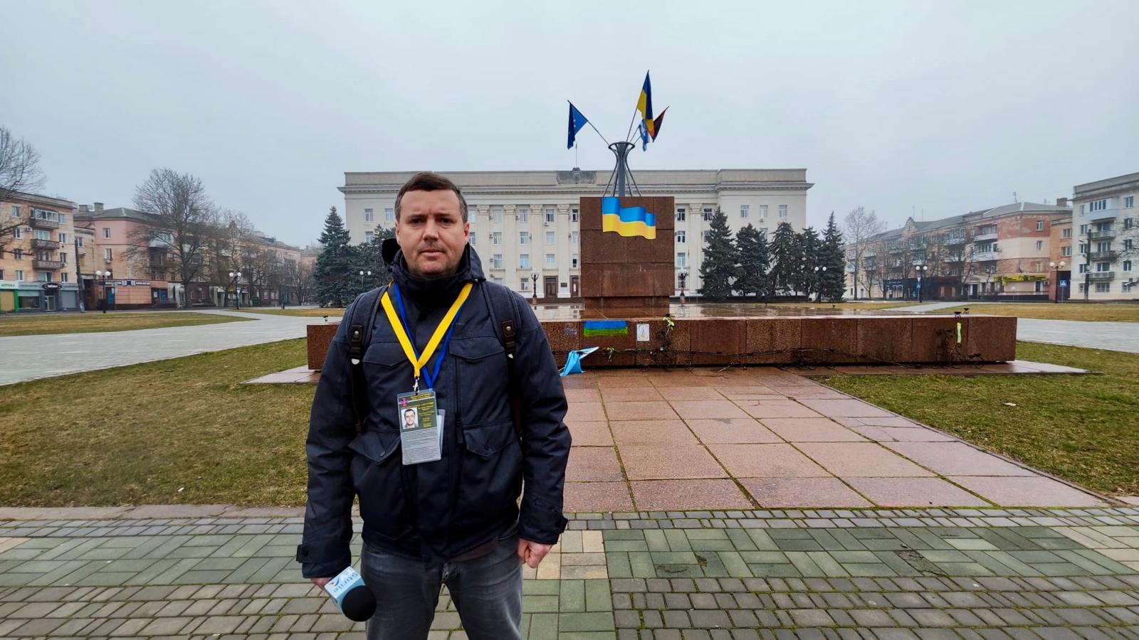 Cum se trăiește pe frontul din Ucraina. Relatările lui Alex Costache, jurnalistul TVR care a mers de 13 ori în mijlocul războiului: „Se auzeau obuzele cum vâjâiau în aer. Cădeau la 500 de metri de locul unde ne aflam”