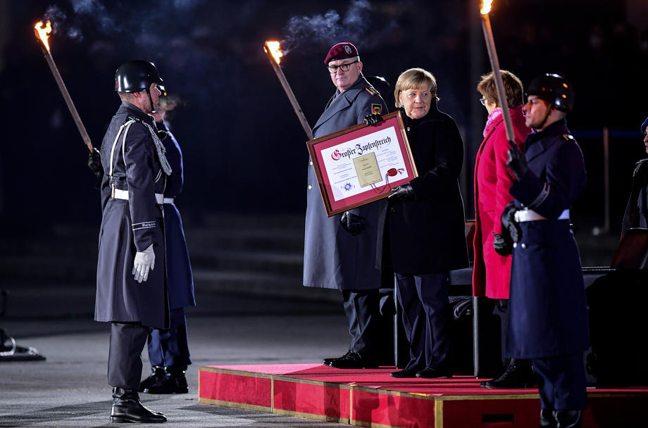 Fanfară militară și melodii punk, la ceremonia de adio a Angelei Merkel, după 16 ani în funcția de cancelar