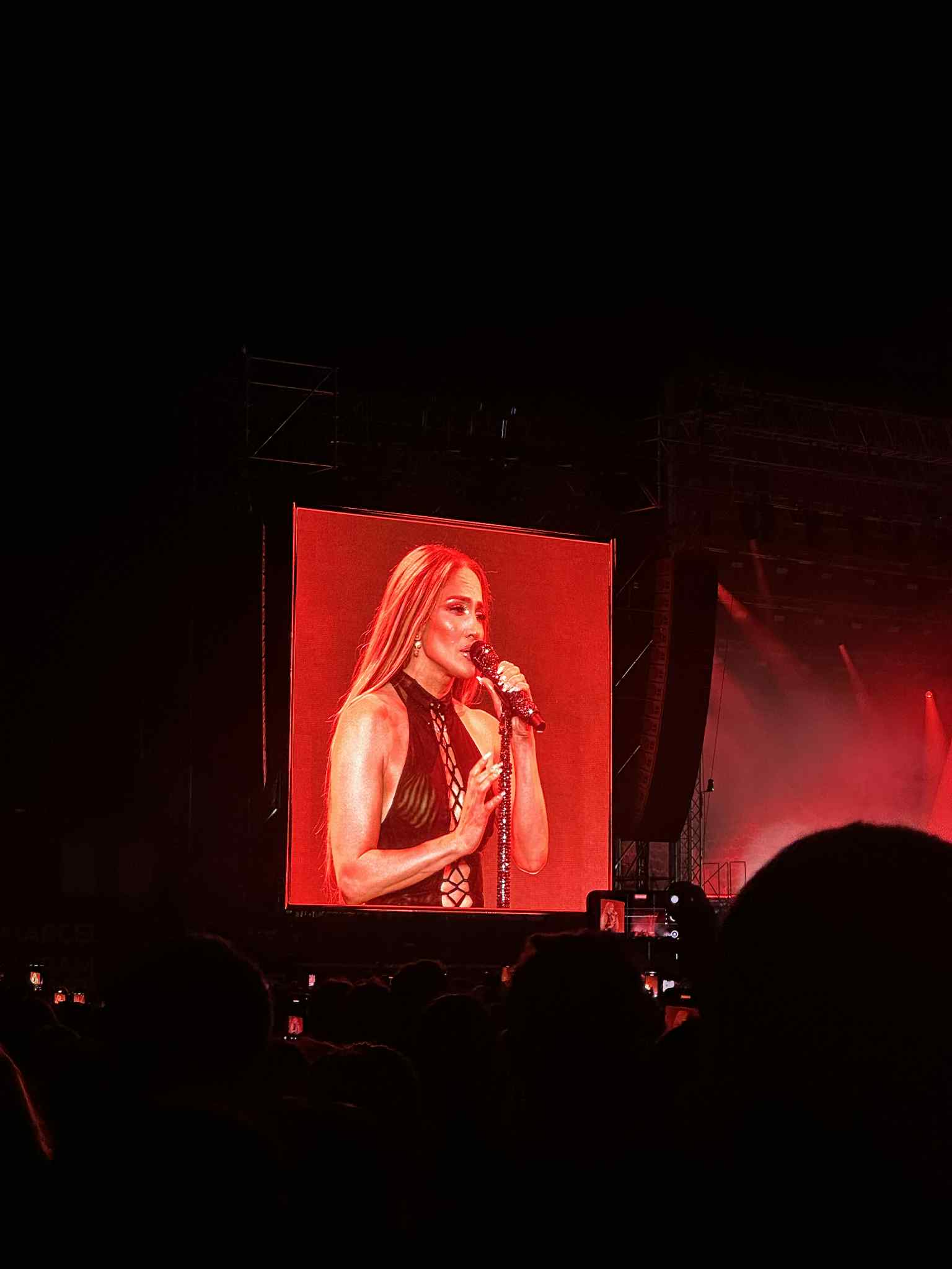 Adelina Pestrițu, criticată după ce a publicat o fotografie alături de Jennifer Lopez: „E fake…ai făcut poza asta cu inteligența artificială”. Răspunsul ei