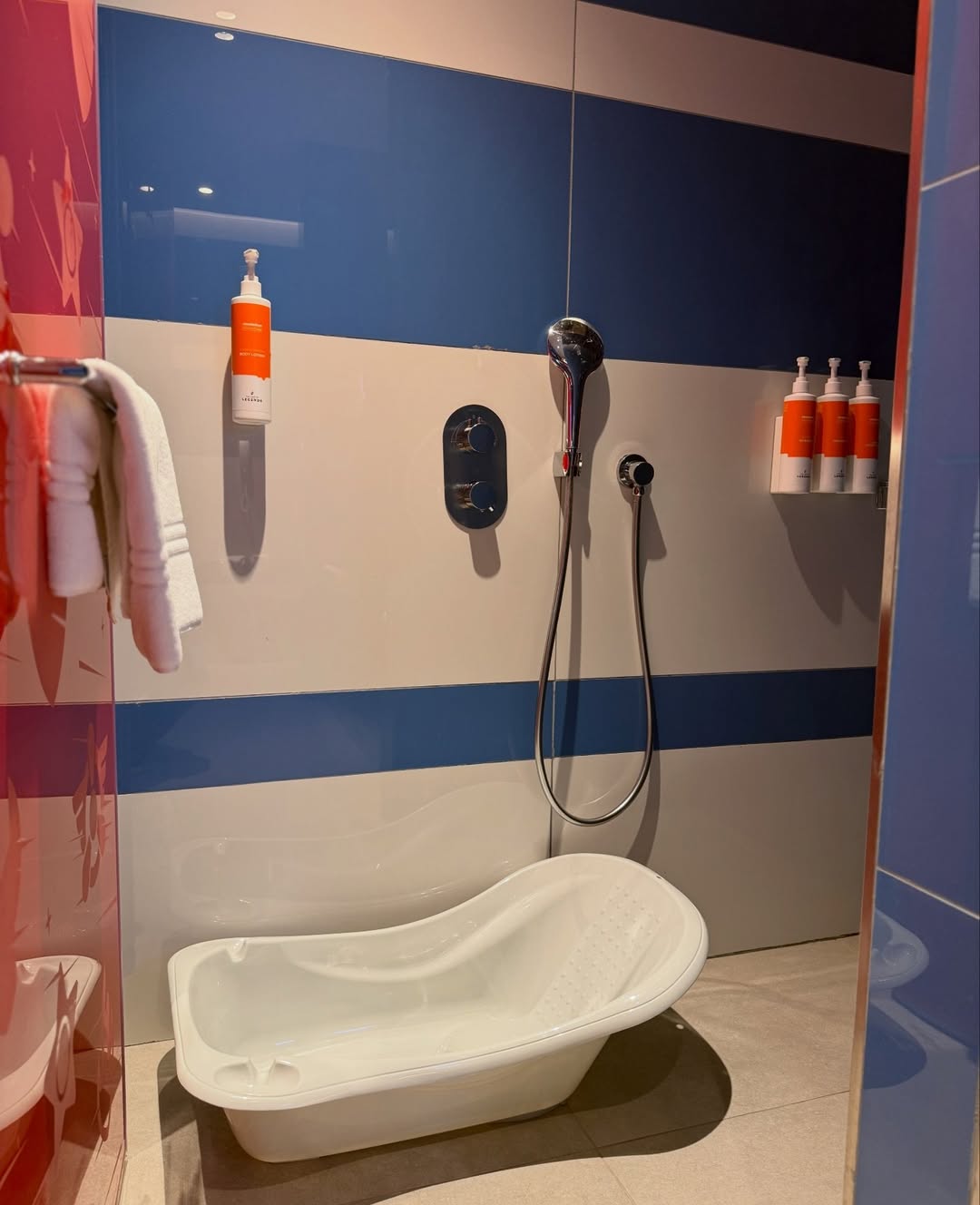 Imagini cu Roxana Nemeș și gemenii ei în vacanță, în Turcia. Cât costă sejurul la resortul de cinci stele din Antalya