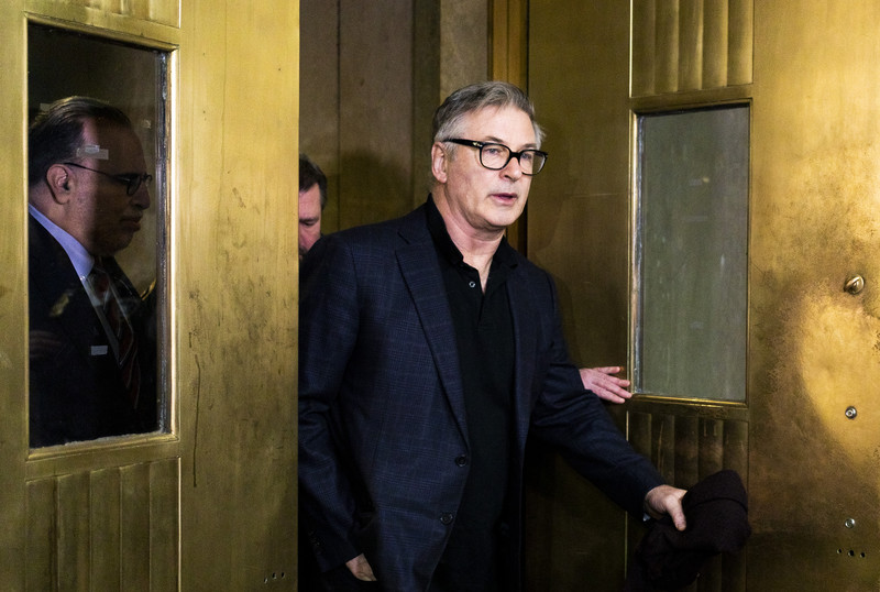 Primele imagini cu Alec Baldwin după ce a intrat cu mașina într-un copac. Cine se afla alături de el