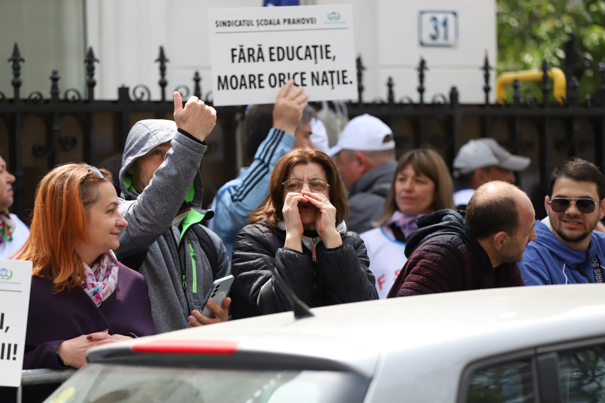 Ministrul Educației, Mihai Dimian, a coborât în mijlocul sindicaliștilor care-i scandau sub geam. „Mă bucur să-mi văd colegii. Nu trăim o situație normală”, spunea oficialul cu o zi înainte de proteste