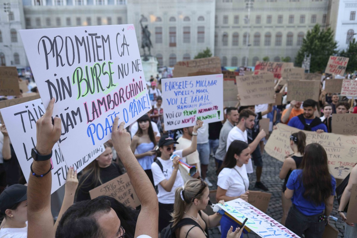 Studenții au protestat din nou în București, după anunțul că bursele vor fi tăiate de Guvernul Bolojan: „Nu din burse faceți averi”