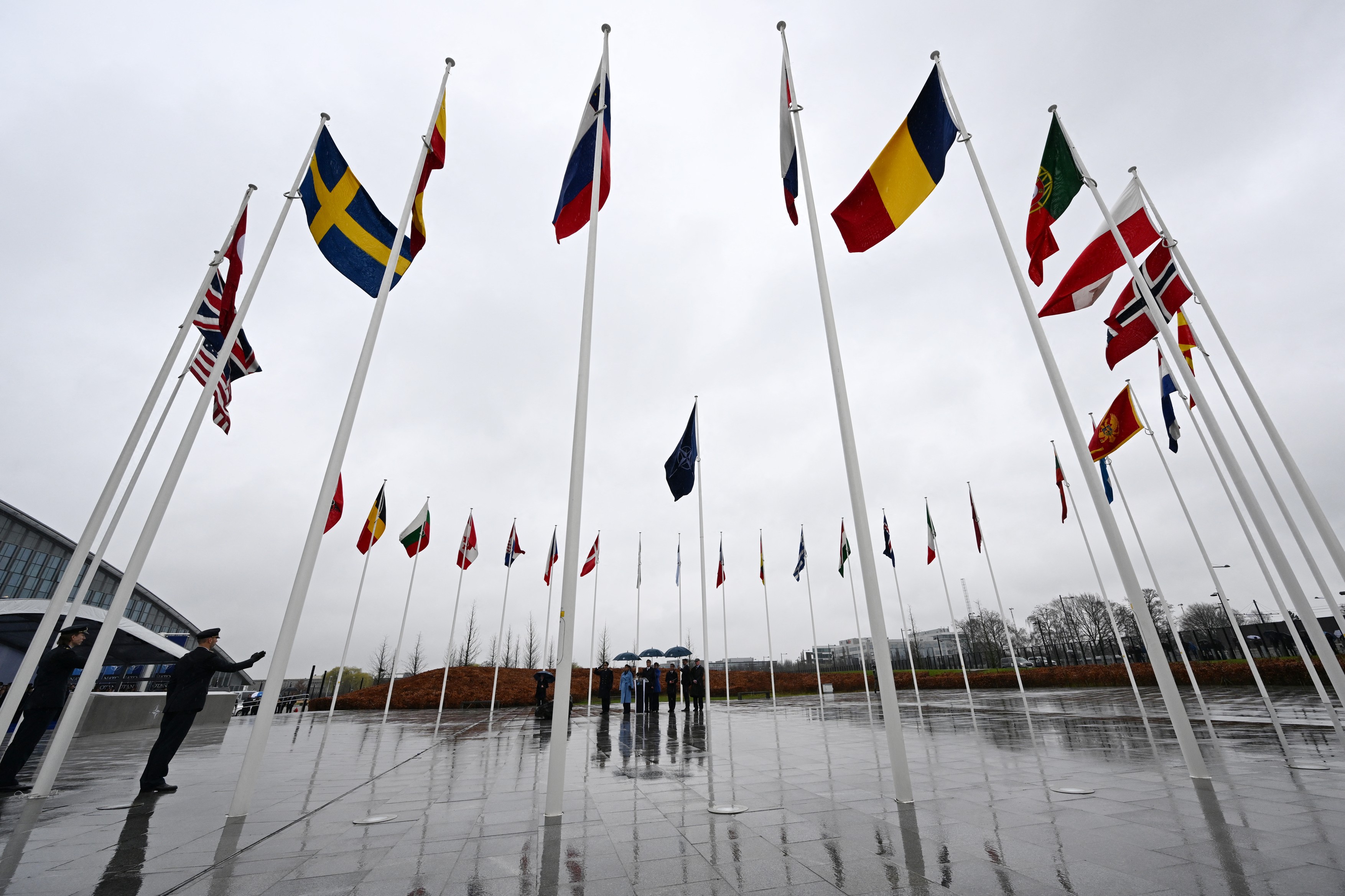 Steagul Suediei, arborat la sediul NATO. Jens Stoltenberg: „Putin a eșuat. NATO este mai mare şi mai puternică”