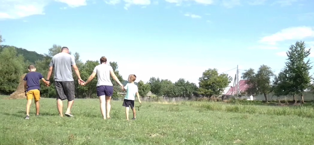 VIDEO. Întoarcerea acasă. Au revenit la Humulești după 12 ani de Anglia: „Vrem să ne creștem copiii românește”