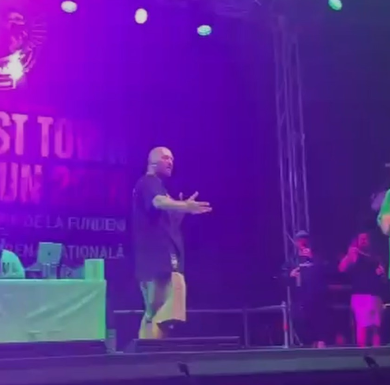 Prima apariție a lui Cheloo după ce a fost internat la psihiatrie. Trupa Paraziții a susținut un concert, iar publicul a observat schimbarea artistului