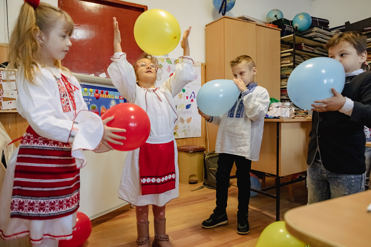 SPERANȚĂ. Într-o școală din Olt, o profesoară îi învață pe copiii cu părinți în străinătate să creadă că tinerii pot reuși și în țară: „Se pot realiza oriunde, numai să găsească oamenii potriviți”