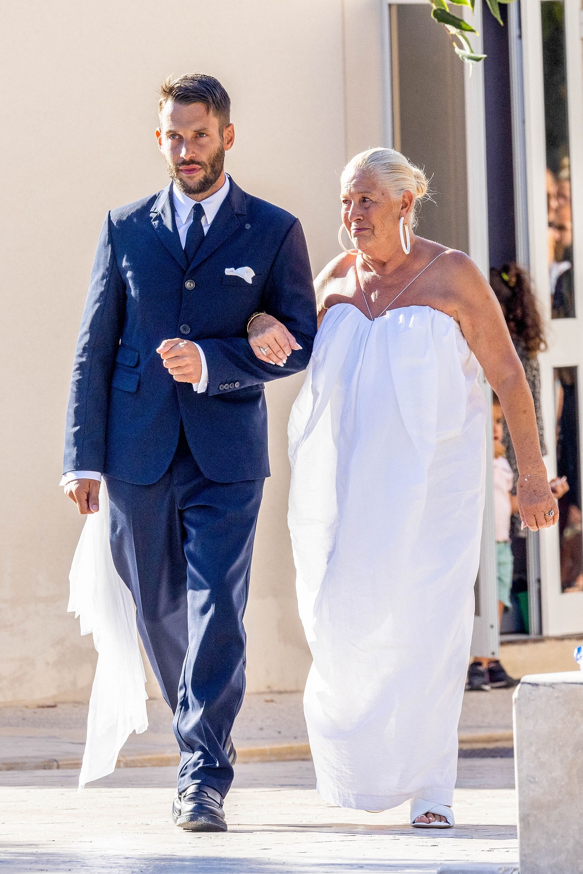 Creatorul de modă Simon Porte Jacquemus s-a căsătorit cu iubitul, cu Marco Maestri. La ceremonie a participat și o vedetă cu origini românești
