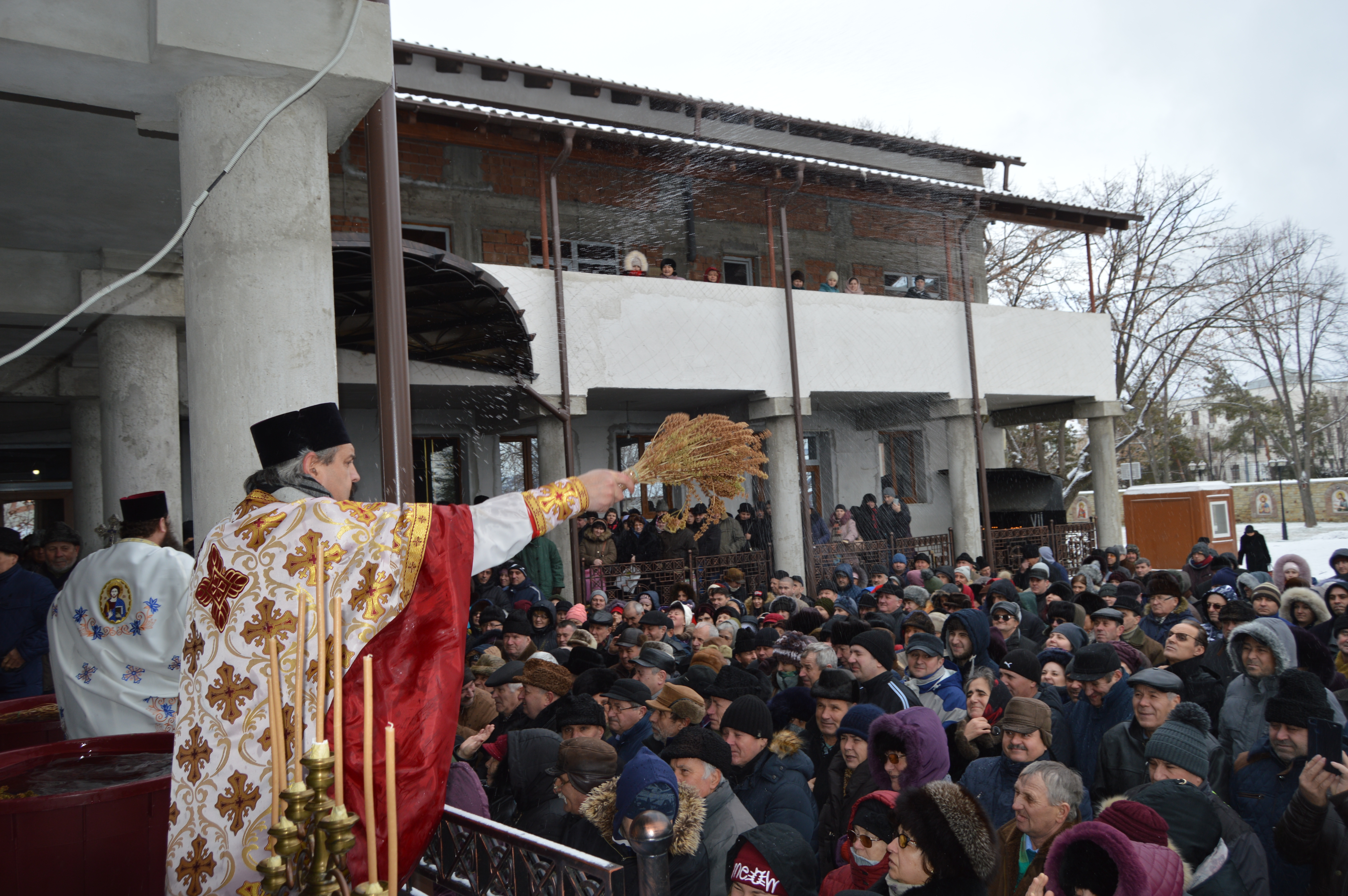 VIDEO&FOTO/ Scandal la împărțitul aghesmei, la biserica ctitorită de Ștefan cel Mare în Vaslui: "Unii au venit cu sticle de 5 litri, parcă fac borș cu agheasmă"