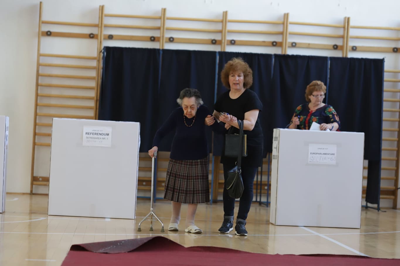 FOTO/ O bătrână de 97 de ani a mers să voteze în același timp cu Traian Băsescu