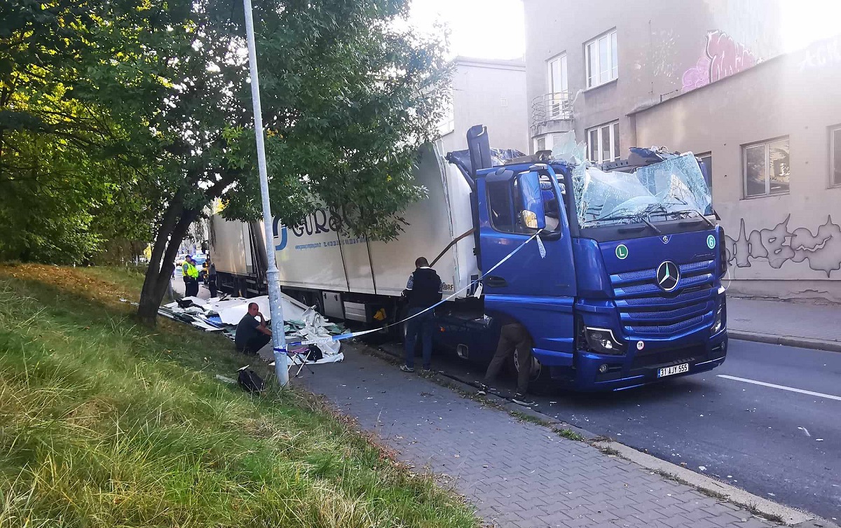 Camion „decapitat” sub un viaduct de cale ferată, în Polonia. Șoferul venit să-și ajute colegul cu alt camion a rupt un semafor